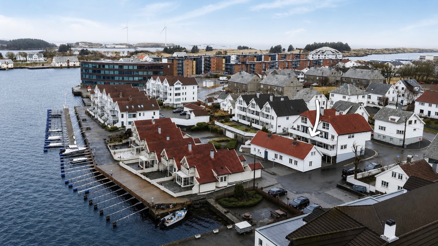 Leiligheten ligger i rolige og sjønære omgivelser med kort vei til kaiområdet og havet.